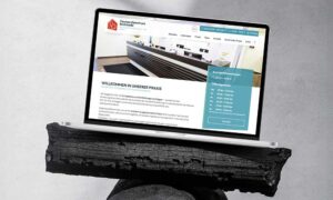 Homepage Design Arzt - Mockup der Seite auf einem Kohleklotz präsentiert